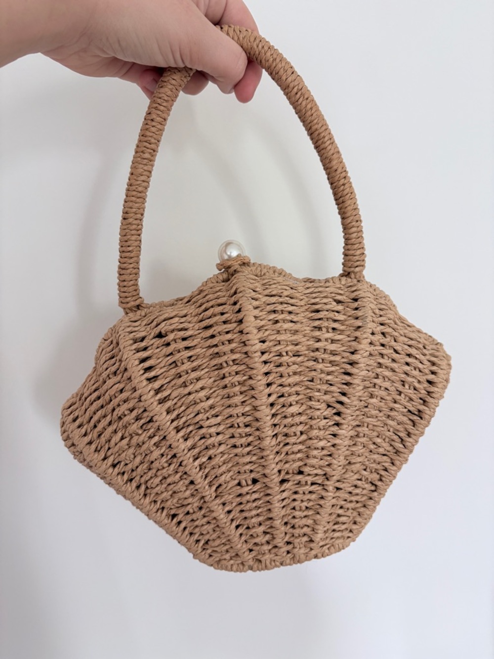 NEW Woven Shell-Shape Straw Handbag in Tan